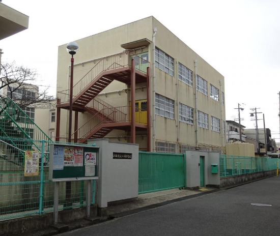 中学校　東大阪市立上小阪中学校（中学校）まで189m