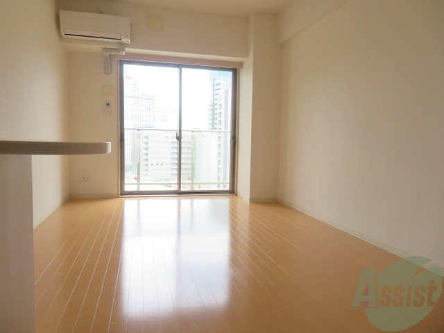 居室・リビング　１０．６帖の洋室です。広々として、きれいですね。