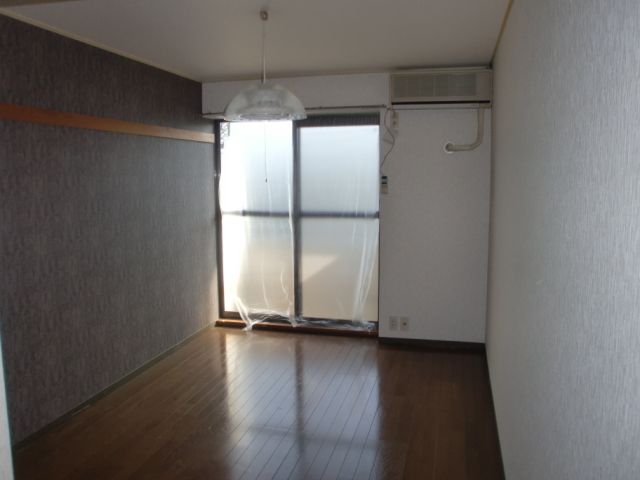 居室・リビング　東面にはオシャレなアクセントクロス仕様。