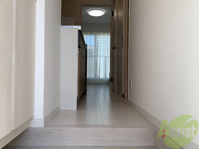 玄関　玄関入ると綺麗な洋室が広がっていました。