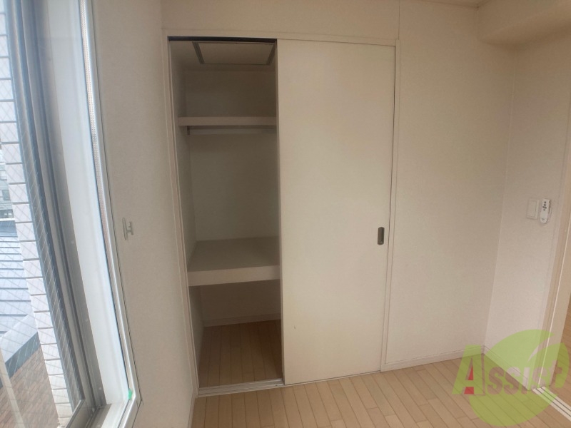 収納　こちらの収納にはハンガーをかけて服もしまえますね。