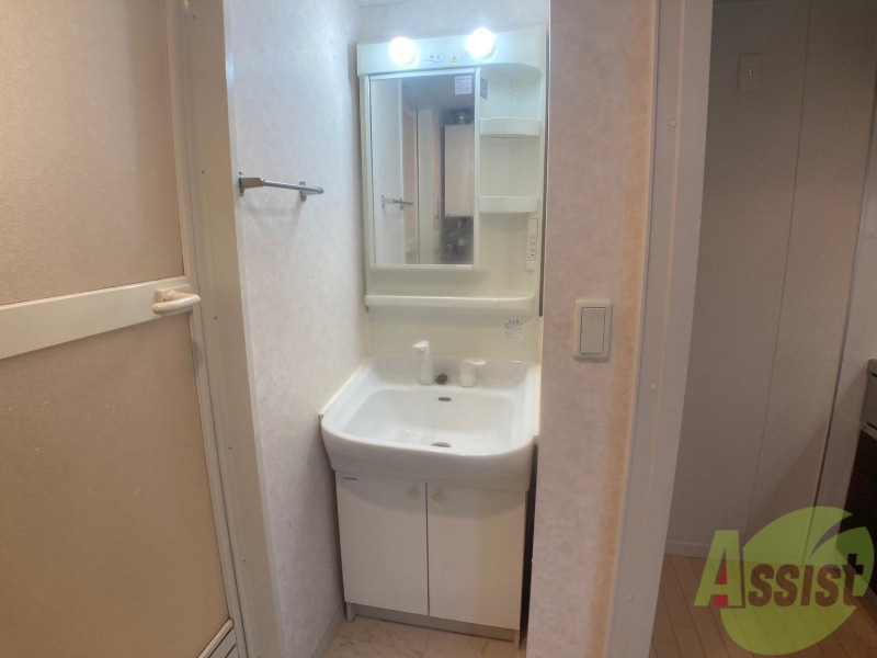 洗面設備　大きくて使いやすそうな独立洗面台になっています。