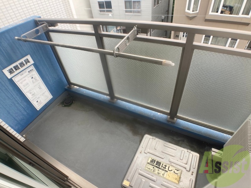 バルコニー　バルコニーは幅があり、広い印象を受けました。