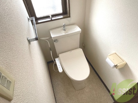 トイレ　温水洗浄便座なので快適に使用できそうですね。