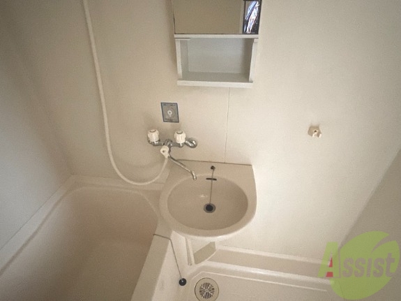 洗面設備　洗面台は浴室にあるのでお手入れが楽々です。