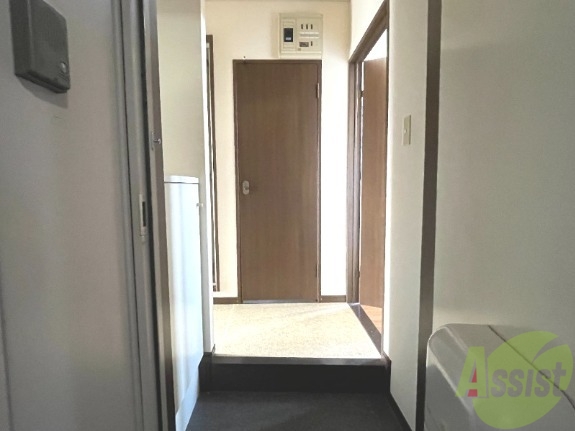 玄関　玄関から撮影しました。明るい雰囲気が伝わってきます。