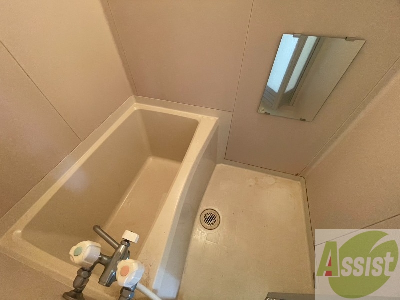 バス・シャワールーム　バスルームは狭すぎず、シャワーも浴びやすそうです。