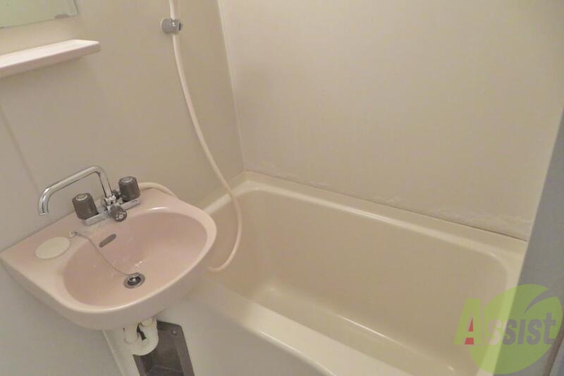 バス・シャワールーム　お風呂は浴槽が広くゆったり浸ってられそうです。