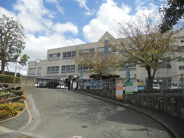 中学校　高須中学校（中学校）まで1700m