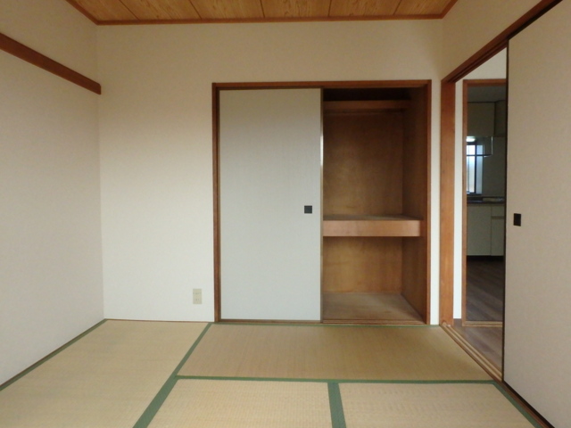 収納　和室には押し入れ収納付きです。
