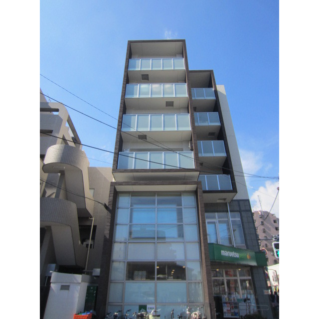 建物外観　1階にはスーパーがあるからとっても便利です。