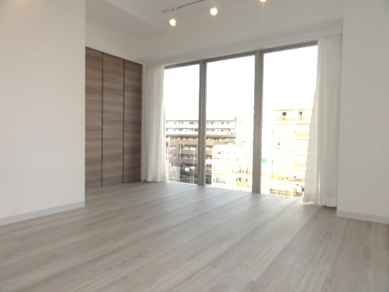 居室・リビング　オシャレなアクセントクロス　洋室8.5帖