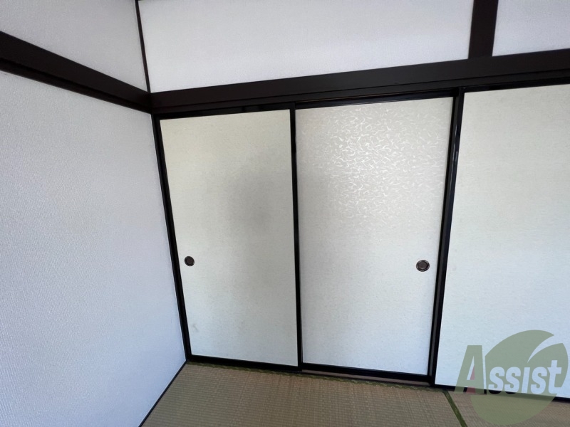 収納　収納はこちらの押し入れをお使いください。