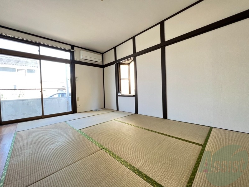 居室・リビング　８．５帖の居間です。広々としていますね。