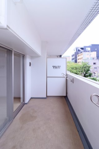 バルコニー　別号室のものになります。現状優先。