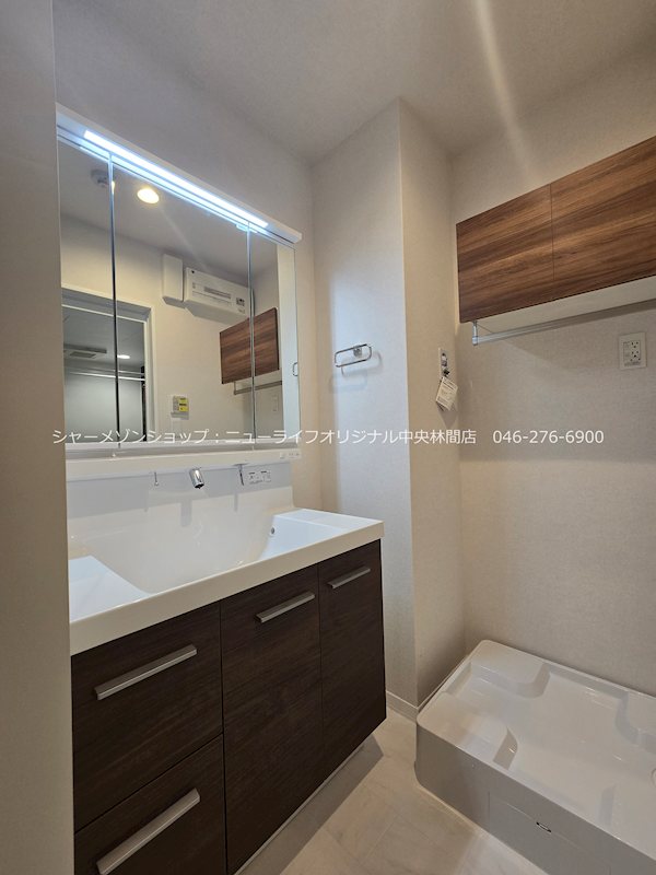 洗面設備　シャワーノズル付で身支度も、洗面台回りのお掃除もラクチン。