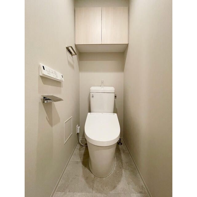 トイレ　落ち着いた色調のトイレです