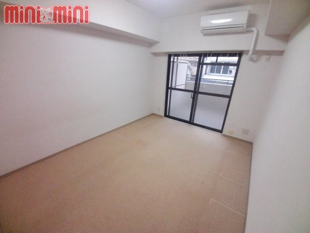 居室・リビング　壁面が多く使い勝手の良いお部屋です