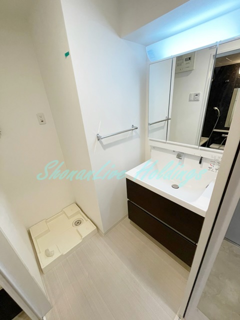 洗面設備　明るい洗面所です