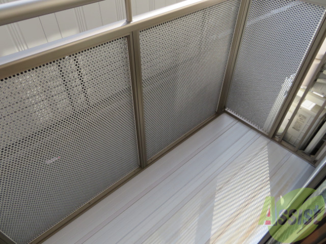 バルコニー　バルコニー。洗濯物がはかどりそうな広さがありますよ。