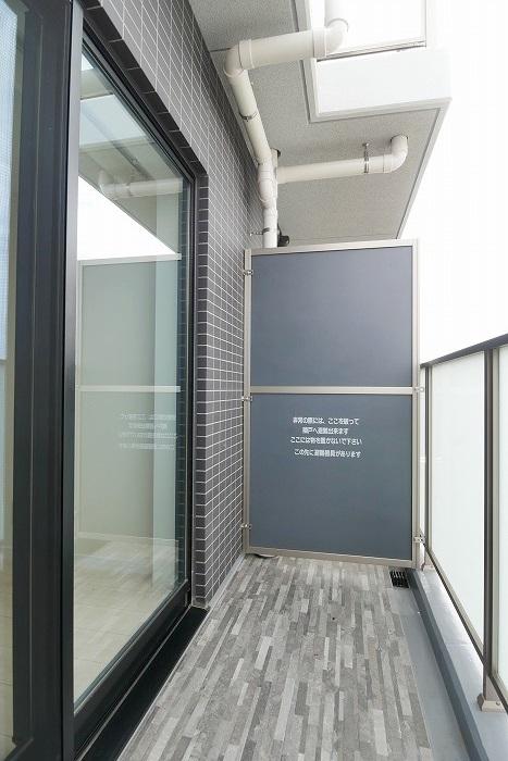 バルコニー　暖かな日差しのふりそそぐバルコニー。