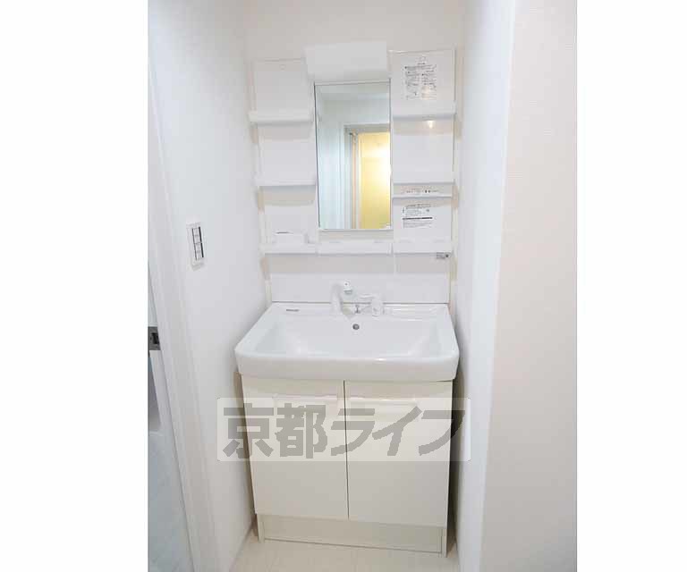 洗面設備　白基調の洗面台です