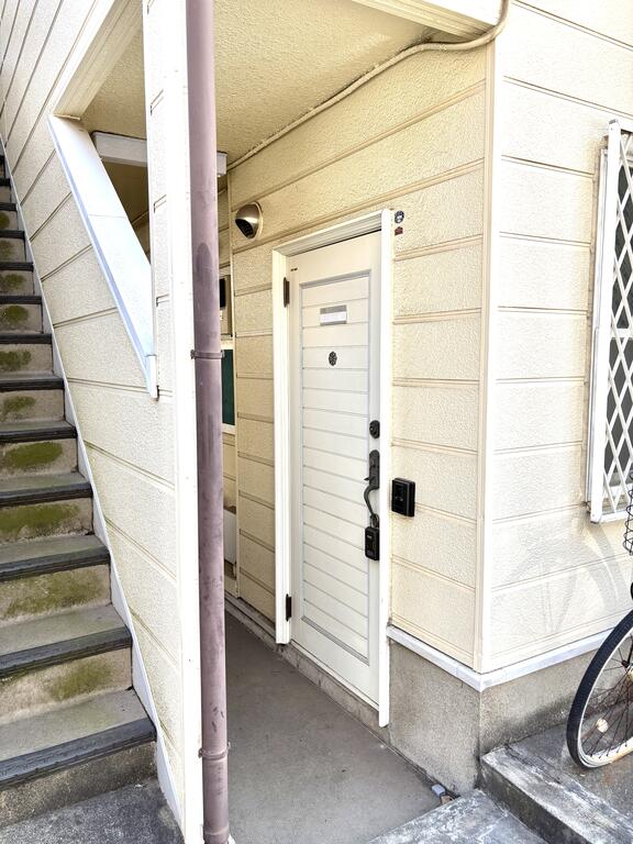 エントランス　玄関ドアがホワイトで上品