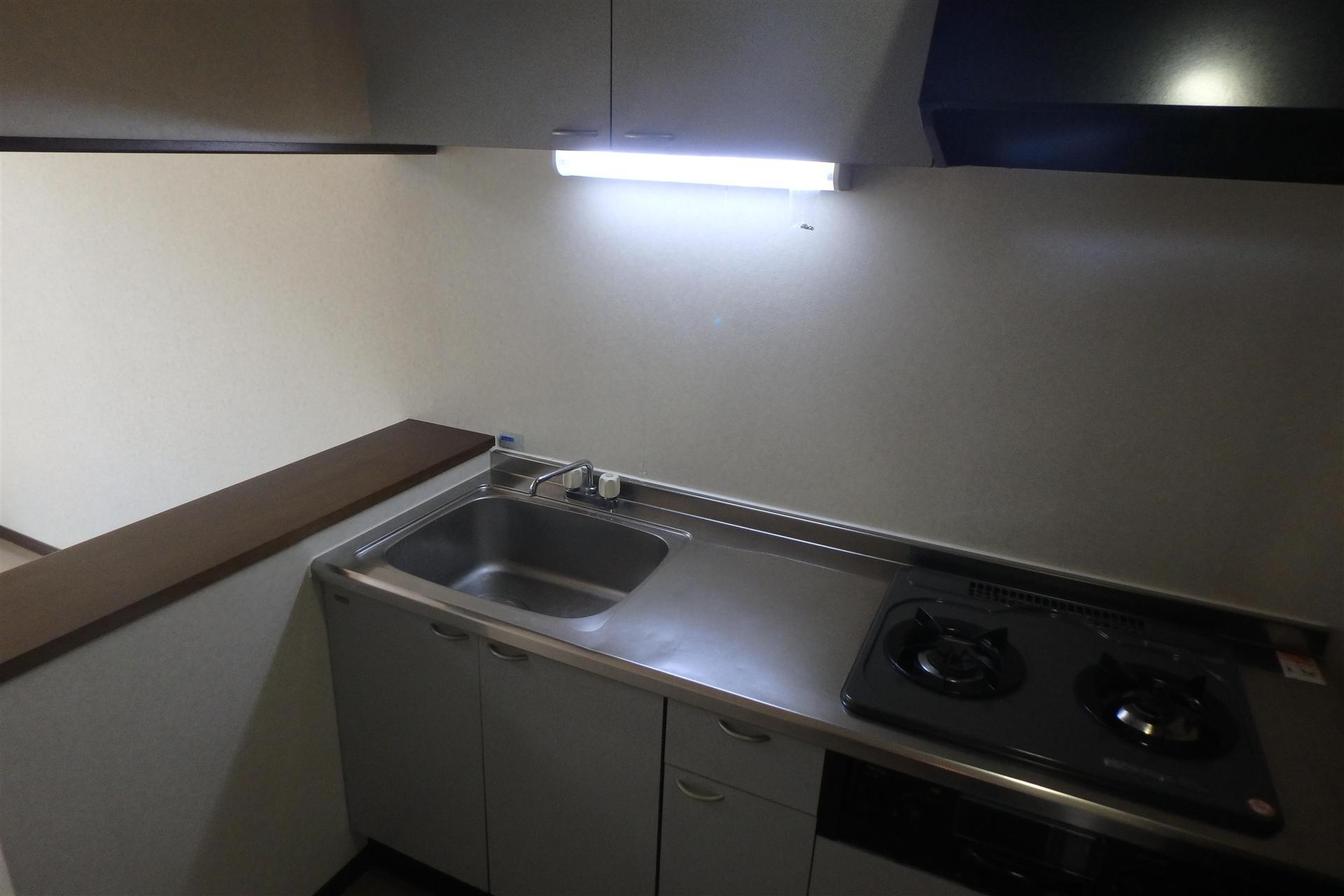 キッチン　備え付けのガスコンロ付き♪