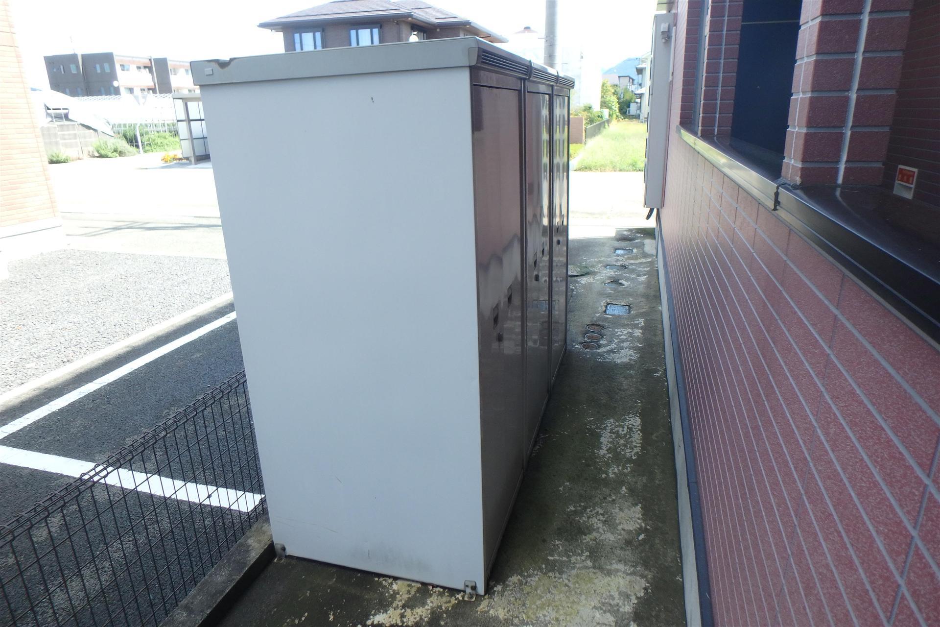 庭　専用外部物置付き