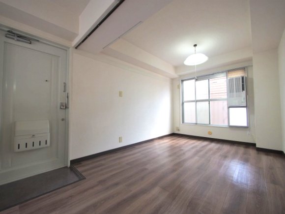 居室・リビング　２面採光の洋室