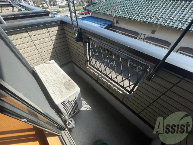 バルコニー　バルコニーは陽当たりが良くて洗濯物がすぐに乾きそう。