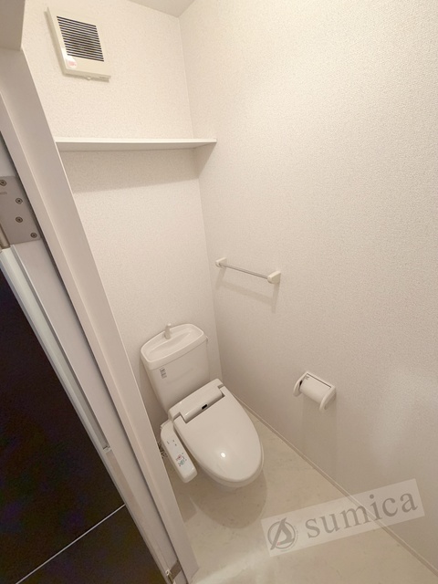 トイレ　人気アイテムの温水洗浄便座。清潔感のあるトイレです。