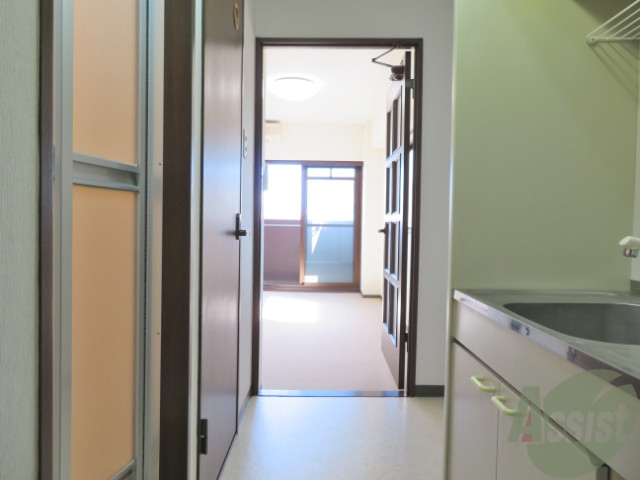 玄関　玄関からも陽の光が見えて、気持ちが良いですね。