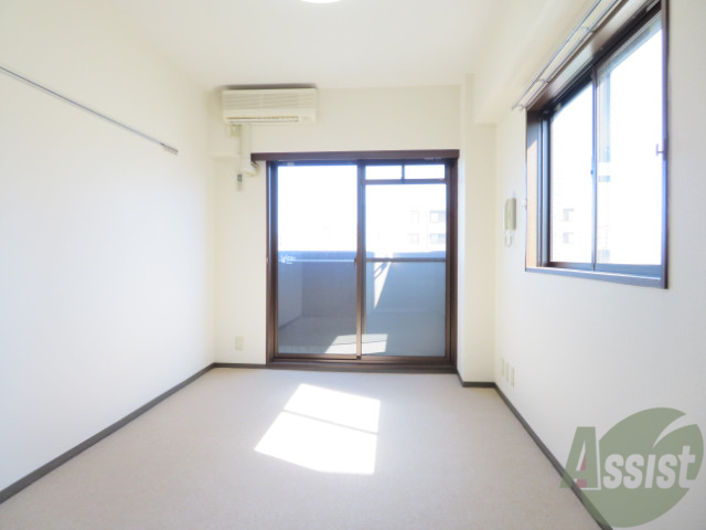 居室・リビング　陽の光が差し込む明るいお部屋は気持がいいですね～