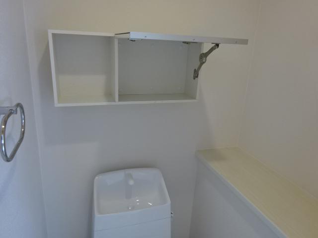 トイレ　鏡の中に収納あります。