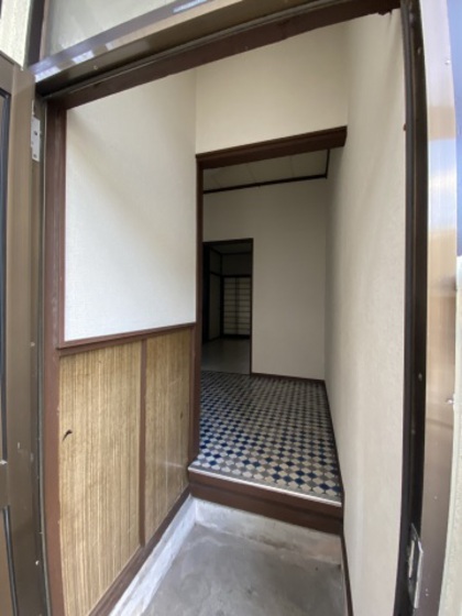 玄関　※別号室の写真でございます。