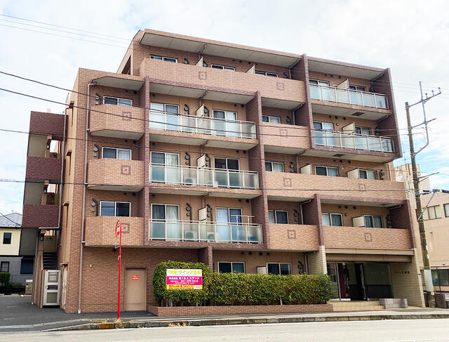 建物外観　外壁全面タイル張り。