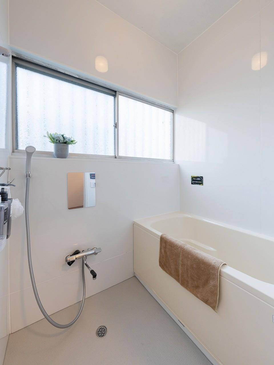 バス・シャワールーム　新品の浴槽で疲れた体もリラックス ！