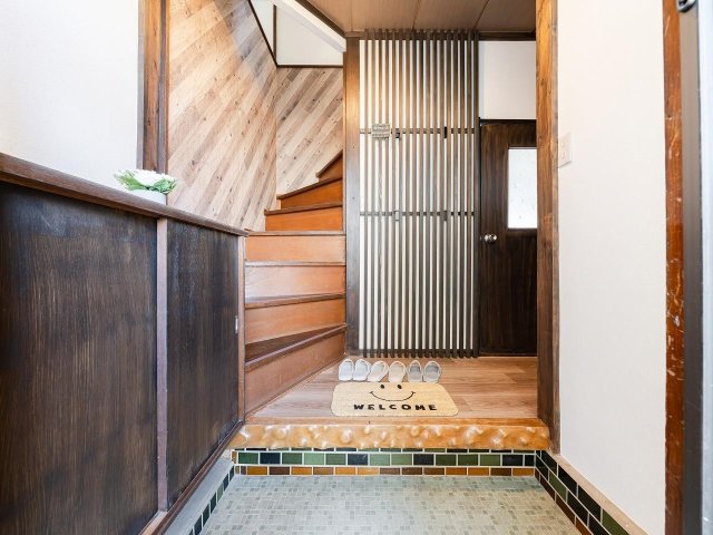 玄関　流行りのルーバー壁に大きなシューズボックスでスタイリッシュ！