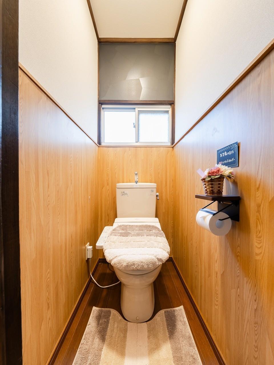 トイレ　ウォシュレット、スマホが置けるペーパーホルダー設置済み！