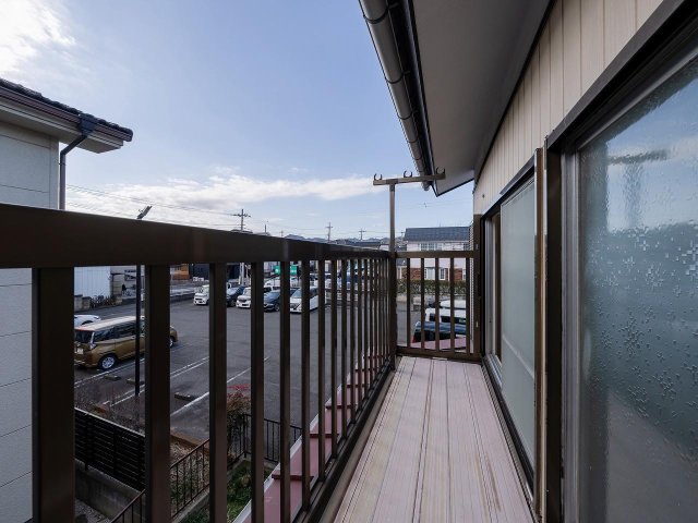 バルコニー　広々バルコニーでたくさん洗濯可！