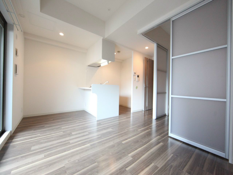 居室・リビング　ＬＤＫ10帖　カウンターキッチン　南面バルコニー