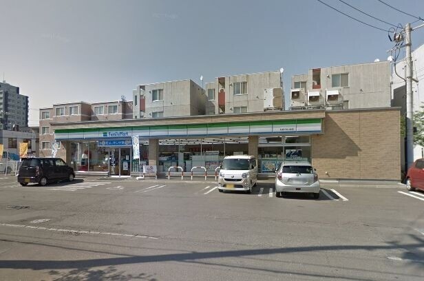 コンビニ　ファミリーマート札幌平岸4条店（コンビニ）まで105m