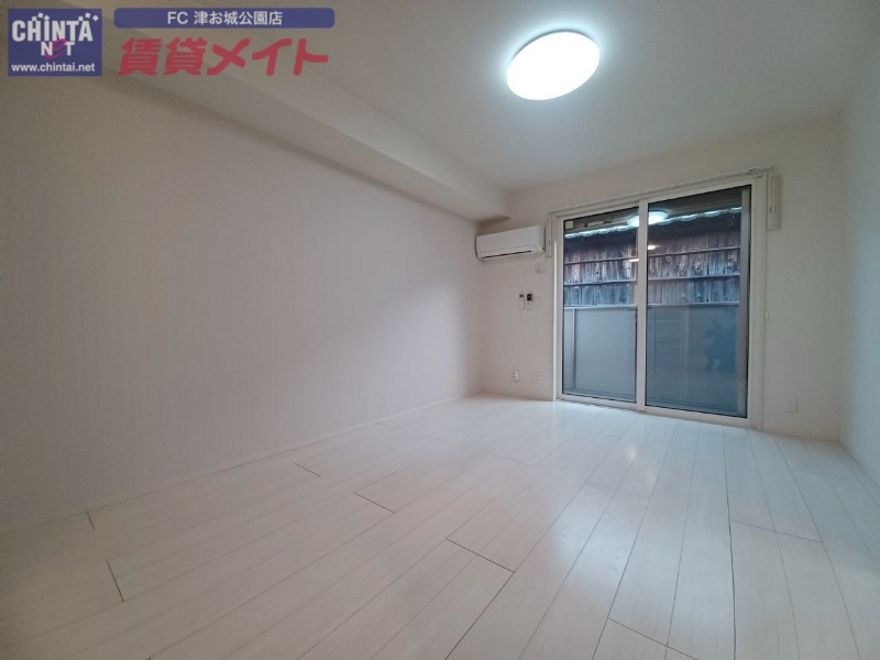 居室・リビング　同物件別室写真