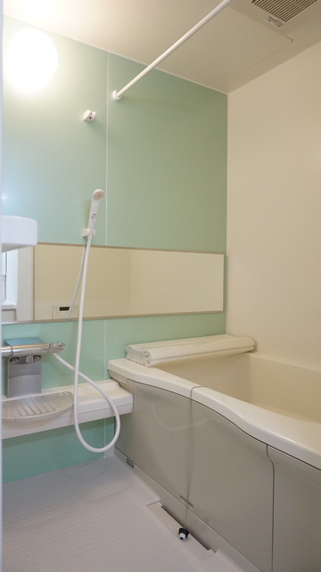 バス・シャワールーム　バスルームは沸かし直せる追焚機能付なので経済的です！