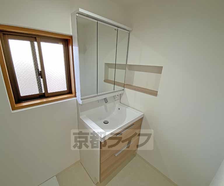 洗面設備　ハイバック水栓の３面鏡の洗面台です。