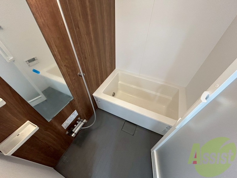 バス・シャワールーム　バスルームは狭すぎず、シャワーも浴びやすそうです。