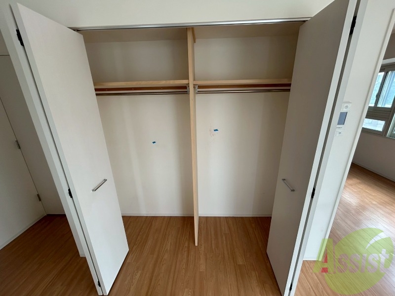 収納　クローゼットを開けてみました。奥行きがありますね。