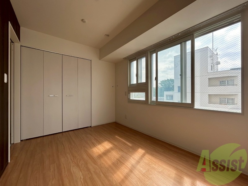 その他部屋・スペース　洋室を撮影しました。日射しがあり明るい印象。