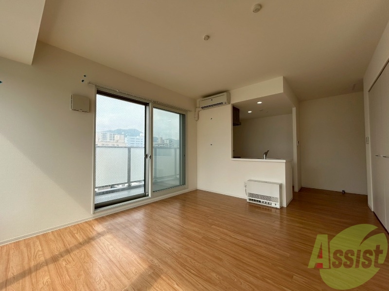 居室・リビング　白さが清潔感を出してくれます。お部屋も明るいですね。